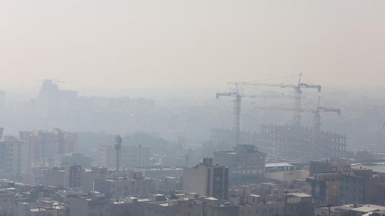 İran’ın bazı şehirlerinde kum fırtınası nedeniyle okullar tatil edildi