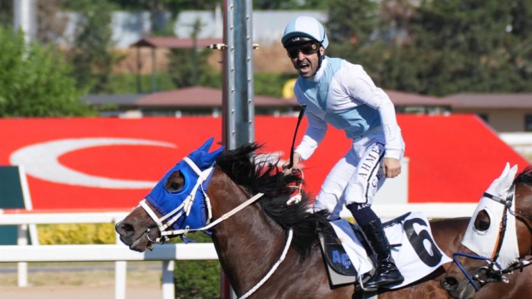 99. Gazi Koşusu’nu jokeyliğini Ahmet Çelik’in yaptığı ‘Cutha’ kazandı