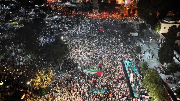 İstanbul’da düzenlenen “Gazze’ye Umut Işığı Ol” yürüyüşüne yoğun katılım