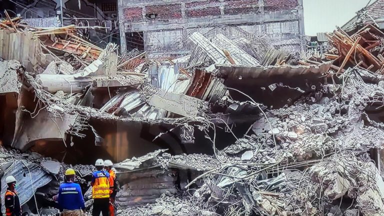 Endonezya’da okul binasının çökmesi sonucu hayatını kaybedenlerin sayısı 63’e çıktı
