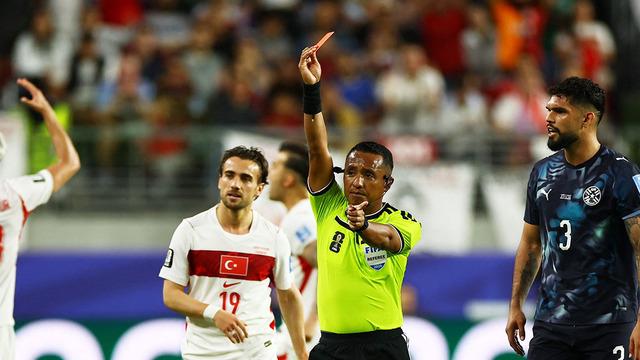 Yeni kuralın ilk kırmızı kartı Paraguay’a! Almiron Türkiye maçında tarihe geçti